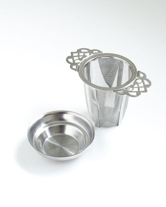 Durable Stainless Scalloped Edge Tea Strainer with Rest